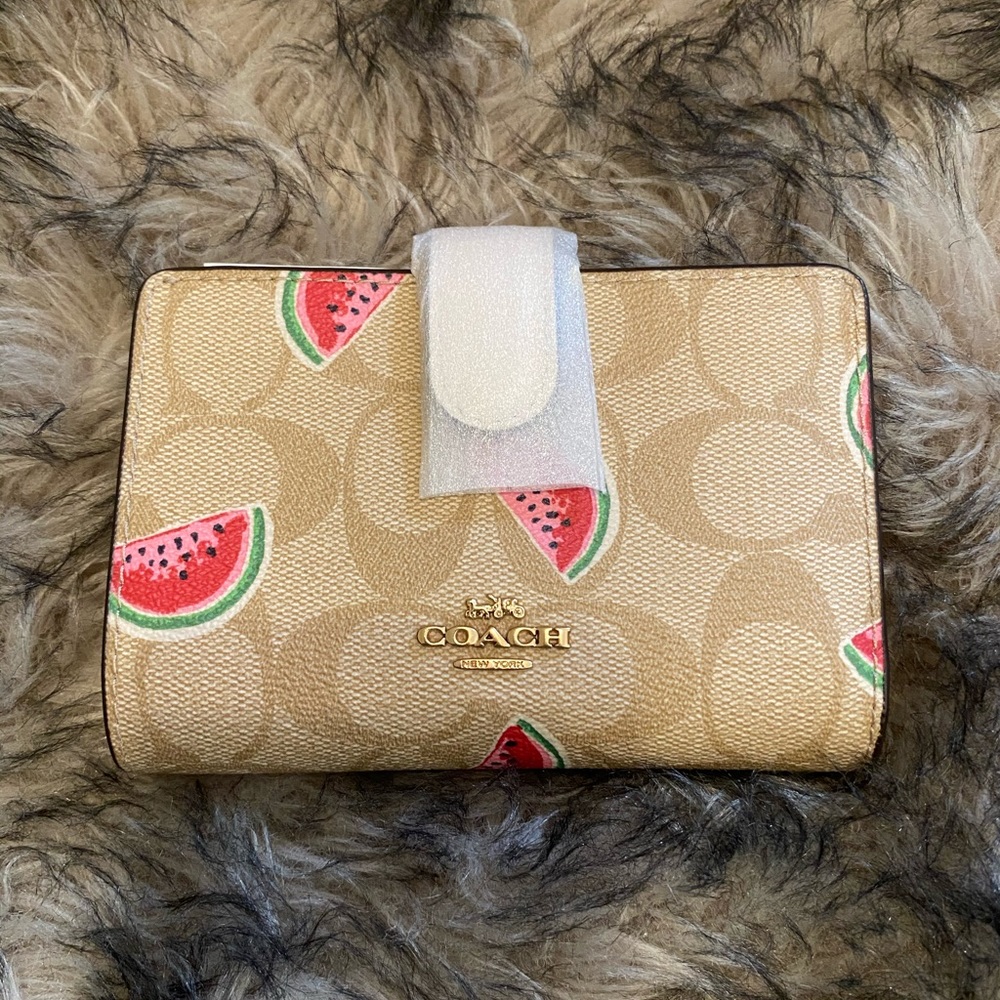 🍉🍉🍉COACH medium corner zip wallet🍉🍉🍉